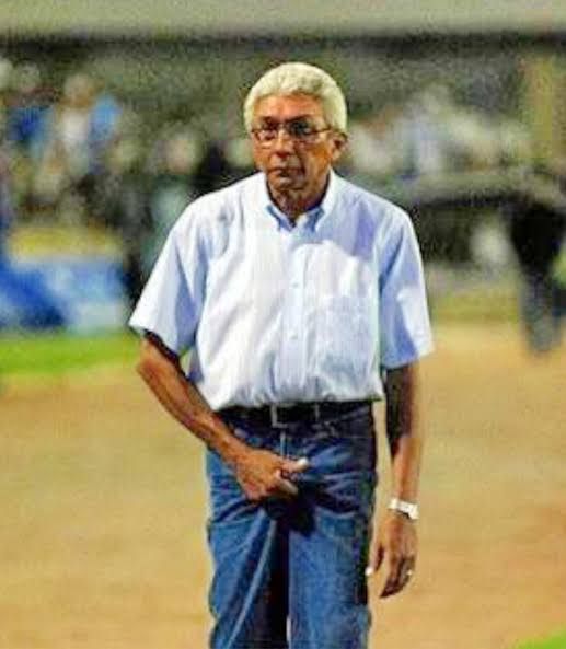 Tecnico Givanildo Oliveira com a mão no saco 