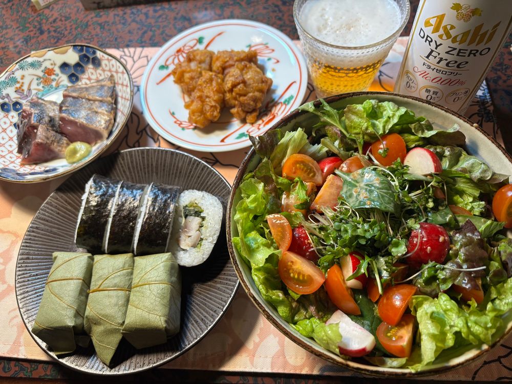 海苔巻きと柿の葉寿司。サラダ。唐揚げと鰹のタタキ。ノンアルビール。