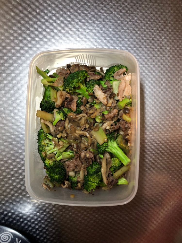 ブロッコリーときのこと牛肉の炒め。