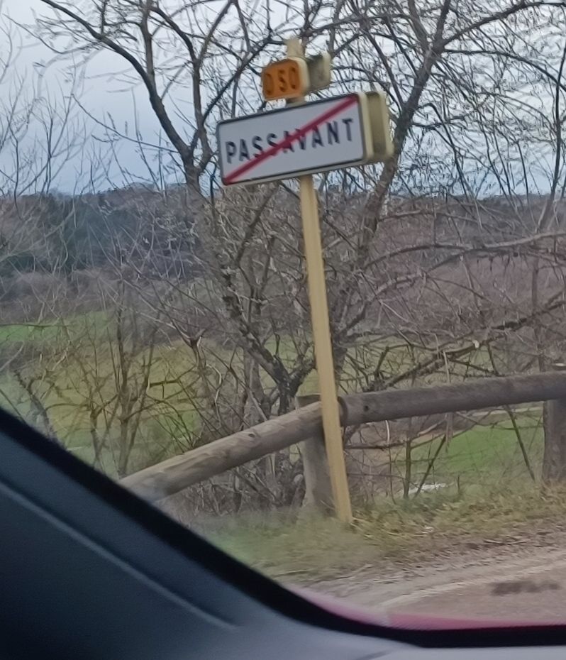Panneau portant le nom du village : Passavant