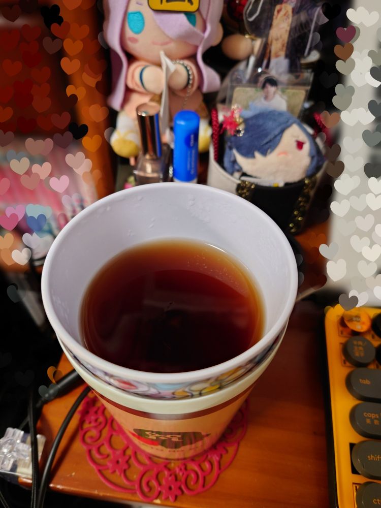 ステンレスタンブラーの中にメラミンタンブラーを入れ、中に紅茶が注がれている