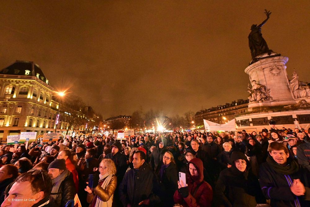 Photo de la foule place de la République : environ 3000 personnes sont réunies autour de la statue. 