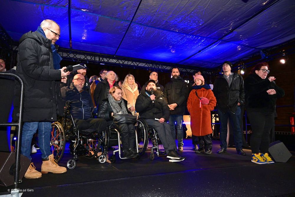 Photo de tous les intervenants sur scène à la fin du rassemblement, pendant que Michaël Jérémiasz conclut  A ses côtés, Philippe Croizon, Pascale Ribes, Arnaud de Broca, Nicolas Rossignol, Virginie Delalande, Daniel Goldberg, André Fertier, Jonathan Jeremiasz, David Fiant, ...
