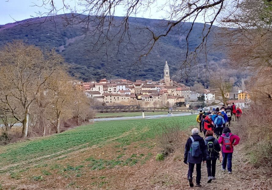 Grupo de senderistas llegando a Antoñana desde el Parque Natural de Izki.
Foto: @Natouring