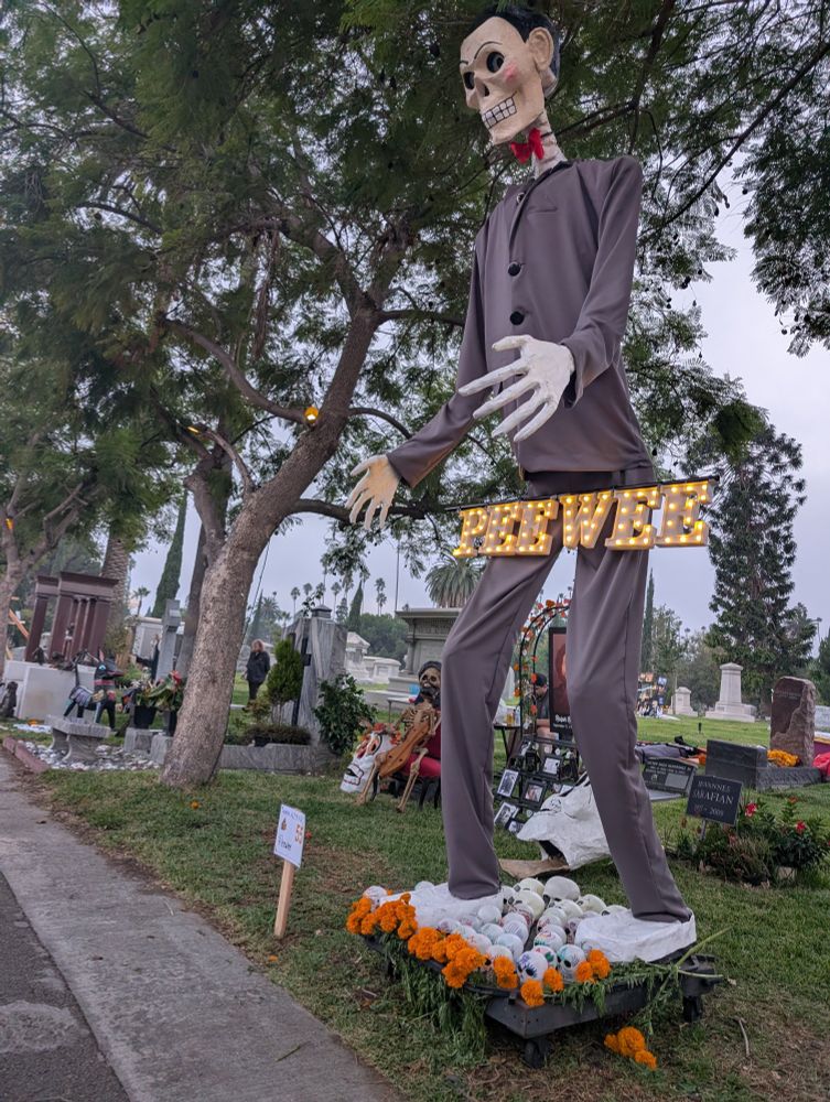 Pee-Wee Herman's ofrenda in daylight.