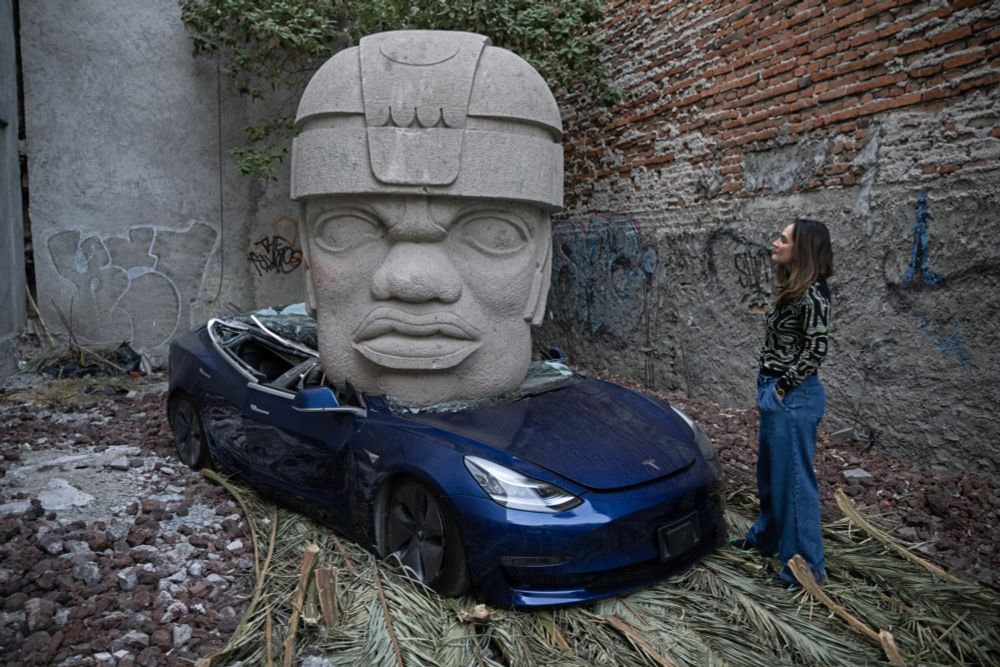 Un Tesla aplastado por colosal escultura indígena, el provocador arte urbano en México - Diario 24 Horas Yucatán