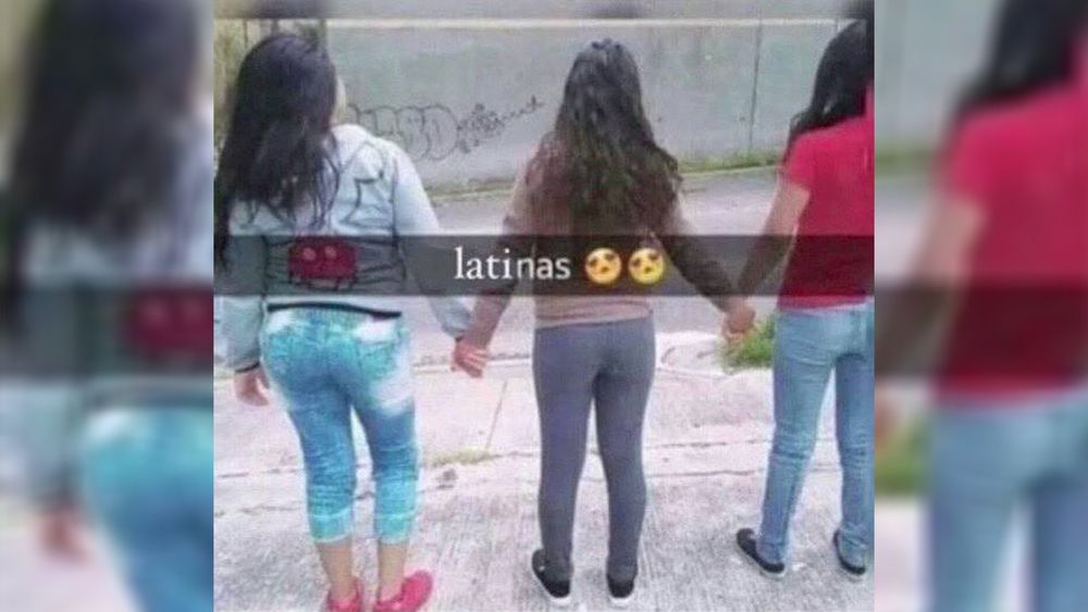 Latinas meme: tre ragazze in piedi e leggermente distanziate danno le spalle alla fotocamera e si tengono per mano. La strip nera di snapchat riporta la didascalia “latinas (2 heart shaped eyes emoji)”
