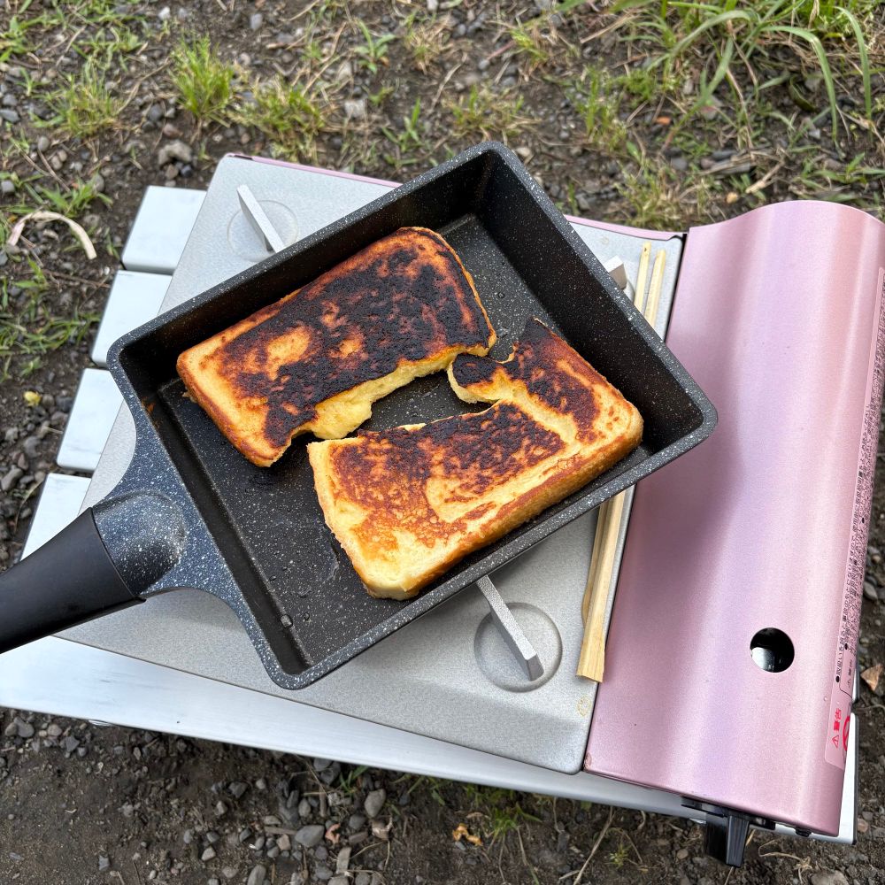 屋外でフレンチトーストを焼く図
ミニテーブルとカセットコンロ、だし巻き卵用フライパン