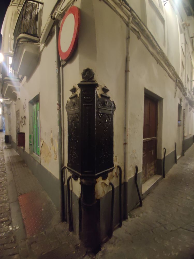 Old cannons are used to protect the buildings on street corners from being damaged by the traffic. The streets are narrow and we actually saw a delivery van get stuck and scrape off a chunk of plaster when trying to turn into an alleyway. Here the walls are also protected by an ornate black metal thingy wrapped around the corner on top of the cannon 