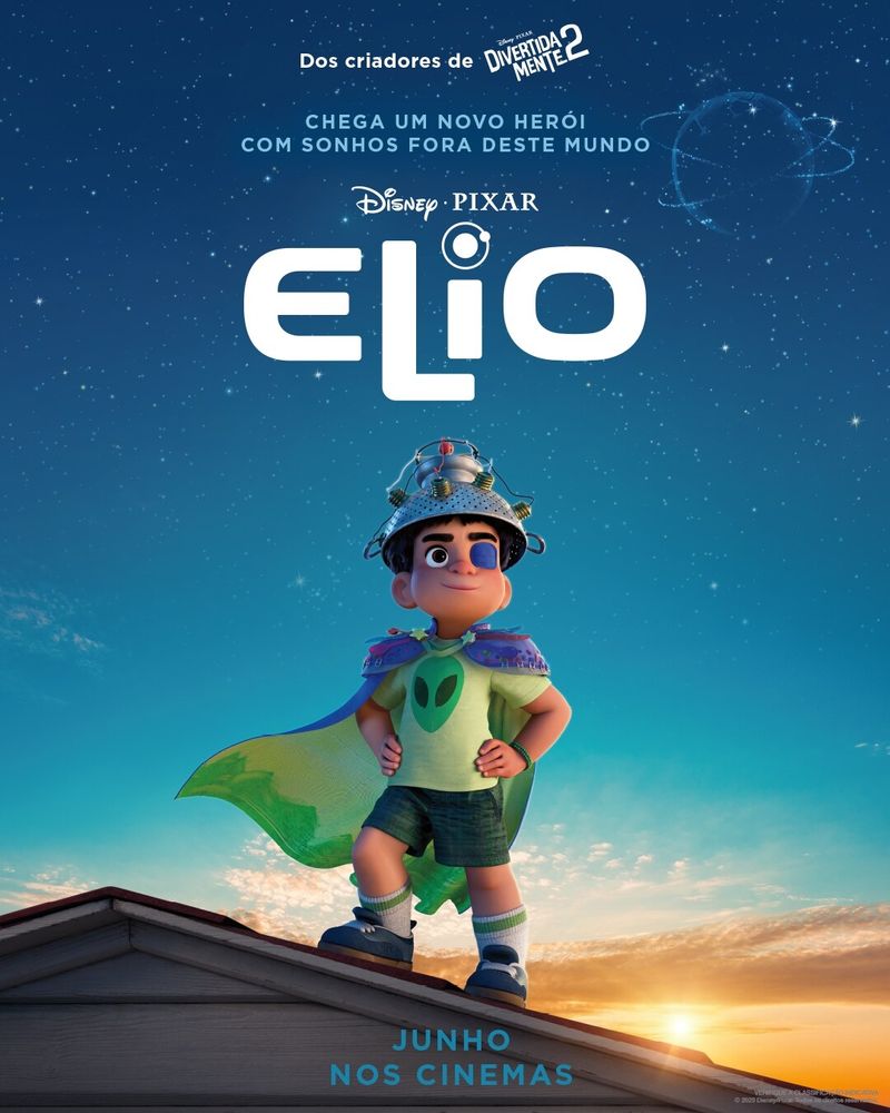 Poster do filme Elio, da Pixar. Um menino em cima de um telhado em pose de herói. Ele usa um escorredor de macarrão na cabeça, uma blusa com o desenho da cabeça de um E.T e uma capa.