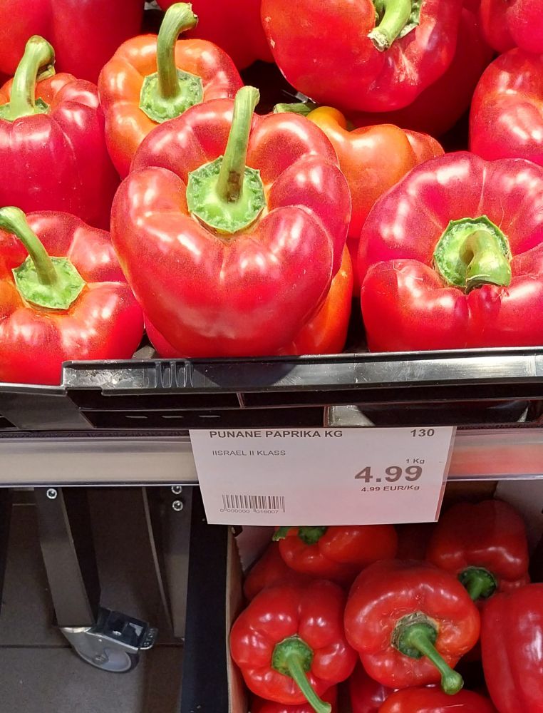 pilt punasest paprikast poes, sildiga "PUNANE PAPRIKA KG IISRAEL II KLASS"