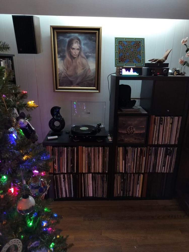 Turntable playing Mapambazuko by Ale Hop and Titi Bakorta, avec Christmas tree