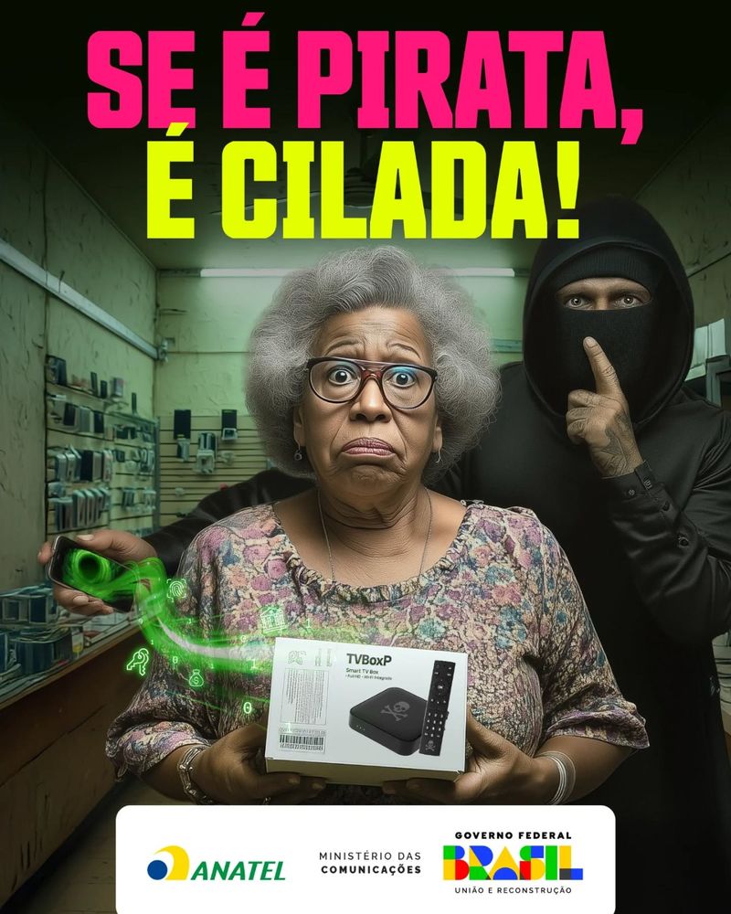 uma imagem gerada por inteligencia artificial de uma idosa negra comprando uma TVBOX enquanto um rapaz comicamente emcapuzado extende o braço pro ombro da idosa segurando um celular um desenho abstrato verde, com uma aura verde saindo do celular até a caixa da tv-box
o fundo aparenta ser uma loja mal iluminada, contendo diversos artefados de imagem gerada por inteligencia artificial
no topo, está escrito “se é pirata, é cilada” e na base a logo do governo brasileiro e da Anatel