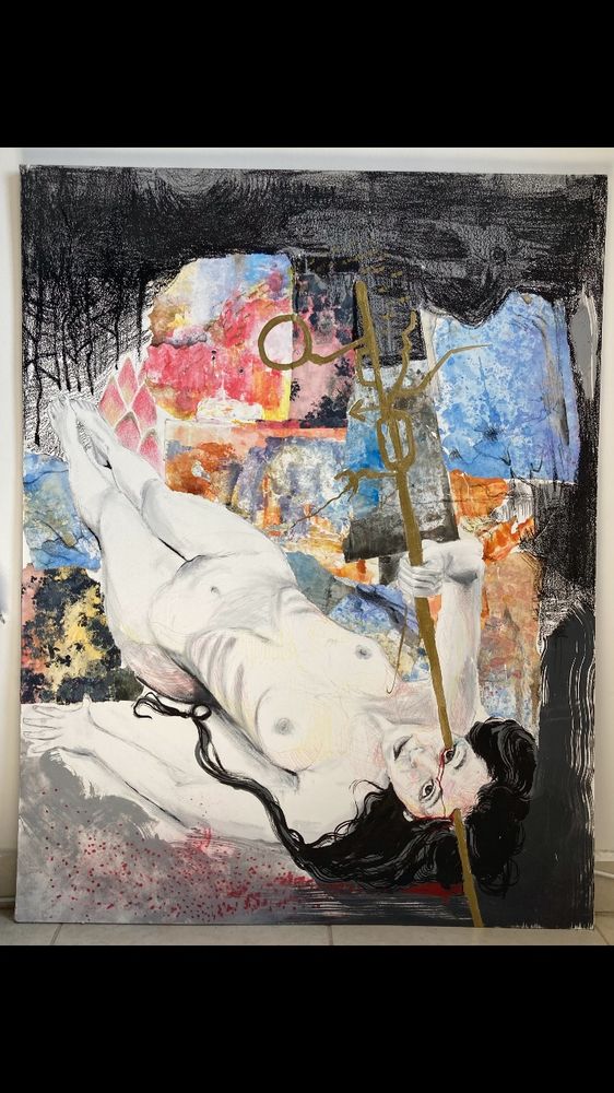 Pintura contemporânea que retrata mulher deitada em cenário abstrato e caótico furando o próprio olho direito com um objeto grande não reconhecível . Ela encara o observador e seu sangue está espalhado sobre a parte inferior do quadro.