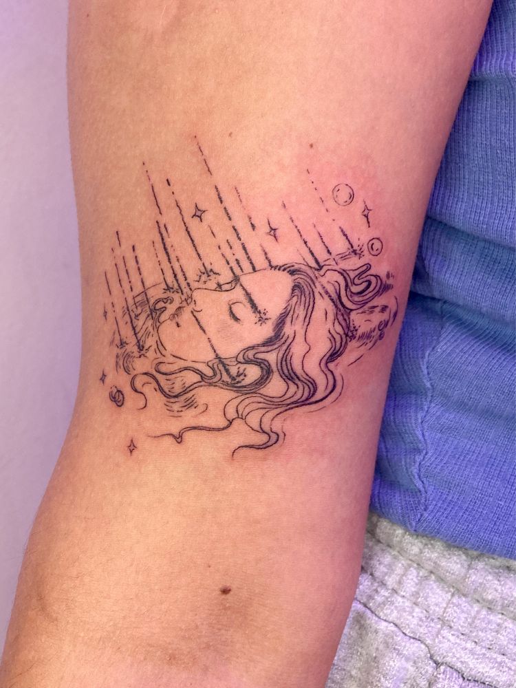 Tatuagem fineline de moça tomando chuva submersa na água