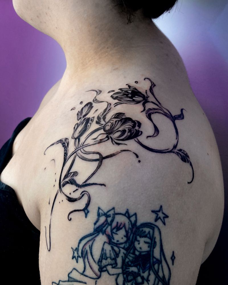 Tatuagem de floral em composição fluida