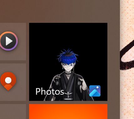 A cropped image of the windows start menu, zoomed in on the "photos" app. Yugamu Omokage's sprite is pictured inside of it, staring straight ahead.