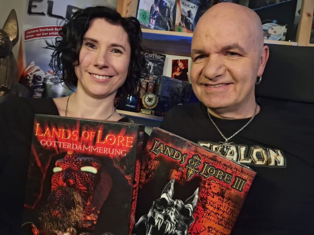 Jenny & Björn Pankratz mit den Lands of Lore Boxen.