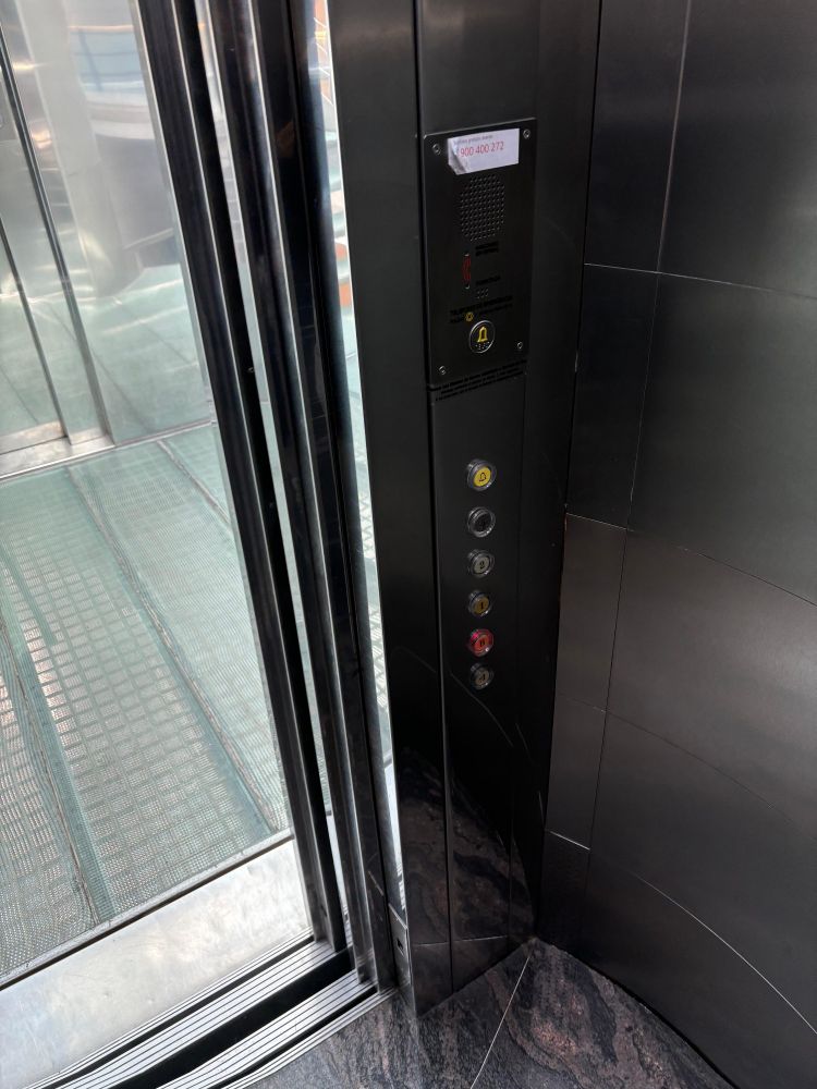 Primer pla del panell d'un ascensor amb els botons situats a una alçada  baixa, dissenyats per a qualsevol persona que tingui dificultats per accedir als comandaments més alts.