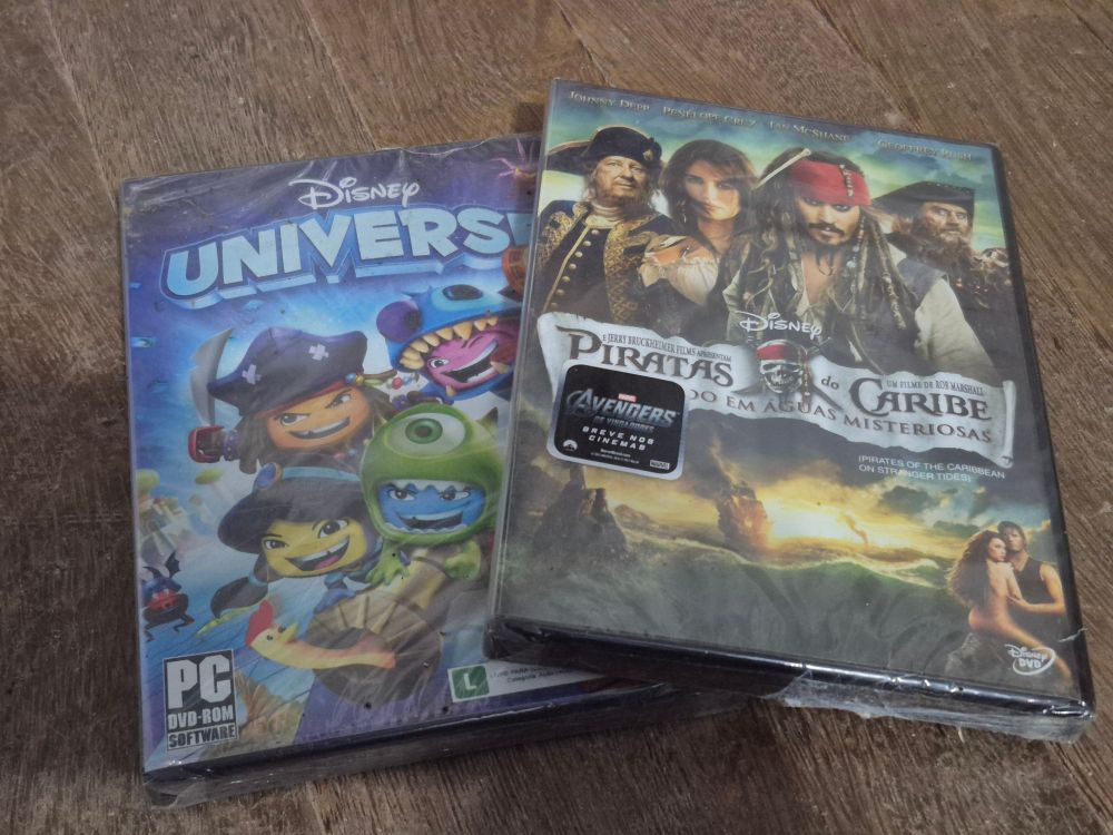 Foto com o jogo de PC Universe da Disney, e o DVD de piratas do Caribe. 