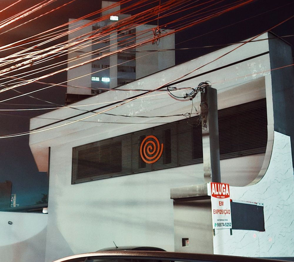 foto da fachada de uma loja com uma espiral laranja, igual o logo do dreamcast