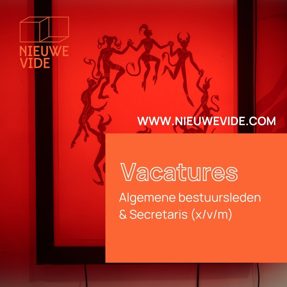 ID: Foto van een kunstwerk van @sainttheophanu @ditlichaamvanonscomic in rood tinten met animatie figuren met horens, in een cirkel dansend. Zwart frame, geeft rood licht. Oranje Nieuwe Vide logo linksboven. 
Oranje blok met witte letters: Vacatures - Algemene bestuursleden & Secretaris (x/v/m) met witte letters erboven: www.nieuwevide.com