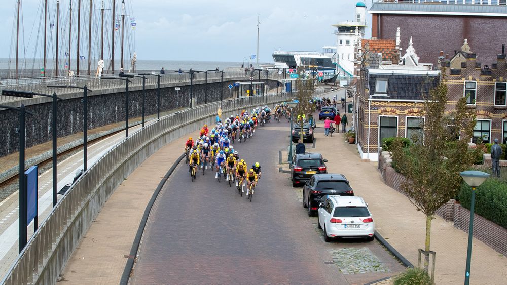 Wielerpeloton door Noordwest-Friesland, maar de renners zijn niet overal te zien