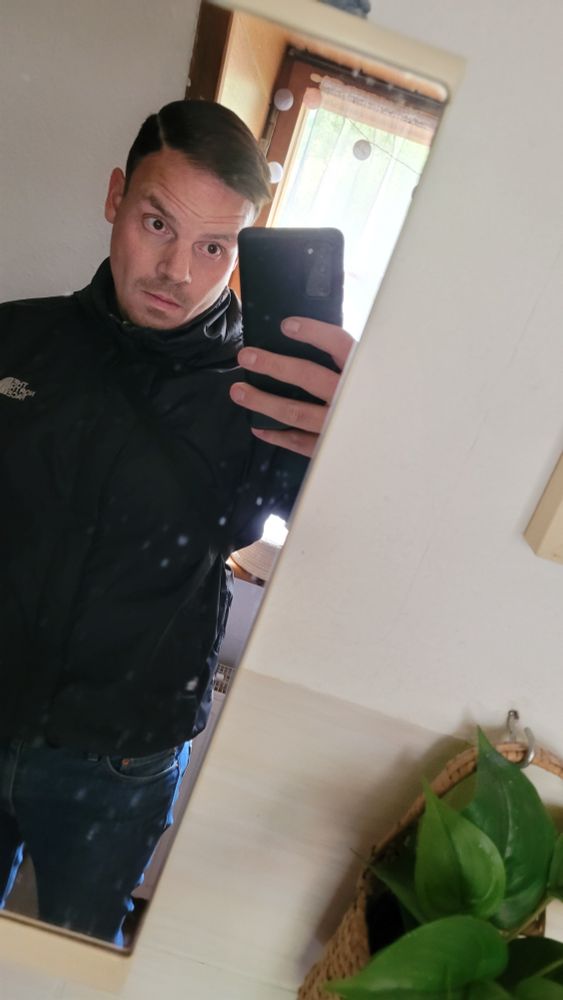 Spiegel-Selfie von mir mit neuer Frisur (Side-Cut)