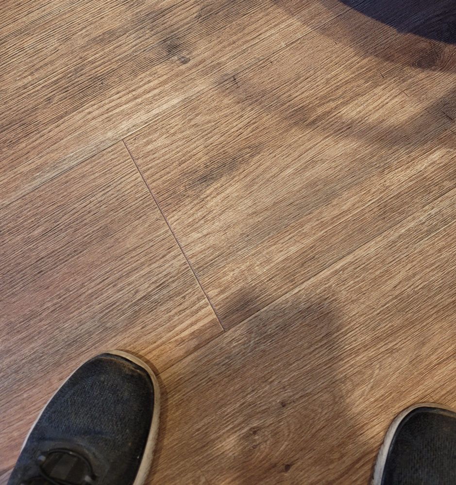 Meine Schuhe auf dem Boden des Wartezimmers.