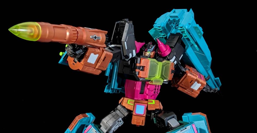 Fans Hobby Helmsman, a third party version of Transformers G1 Predator Skyquake, retooled from Fans Hobby's version of Overlord.