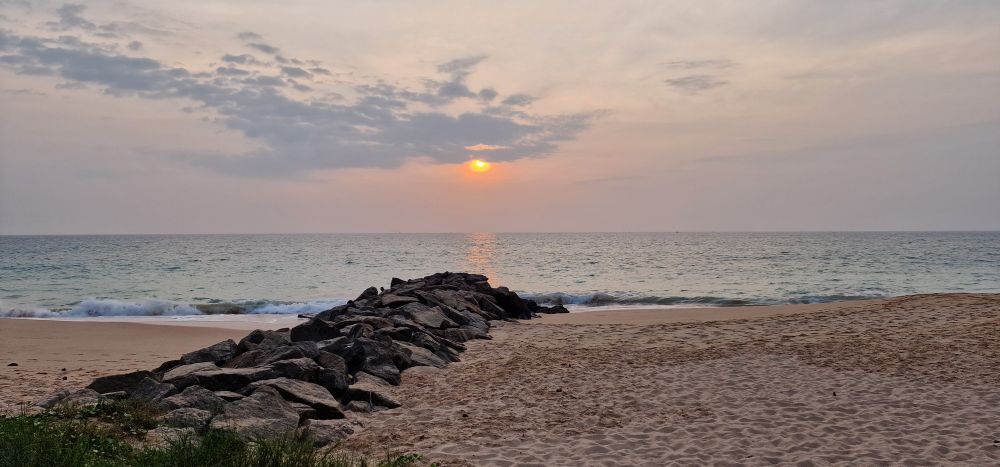 Sonnenuntergang am Strand von Ambalangoda, Sri Lanka.