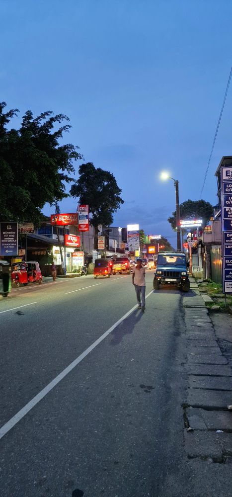 Abendstimmung in der Peradeniya Road, Kandy, Sri Lanka. 