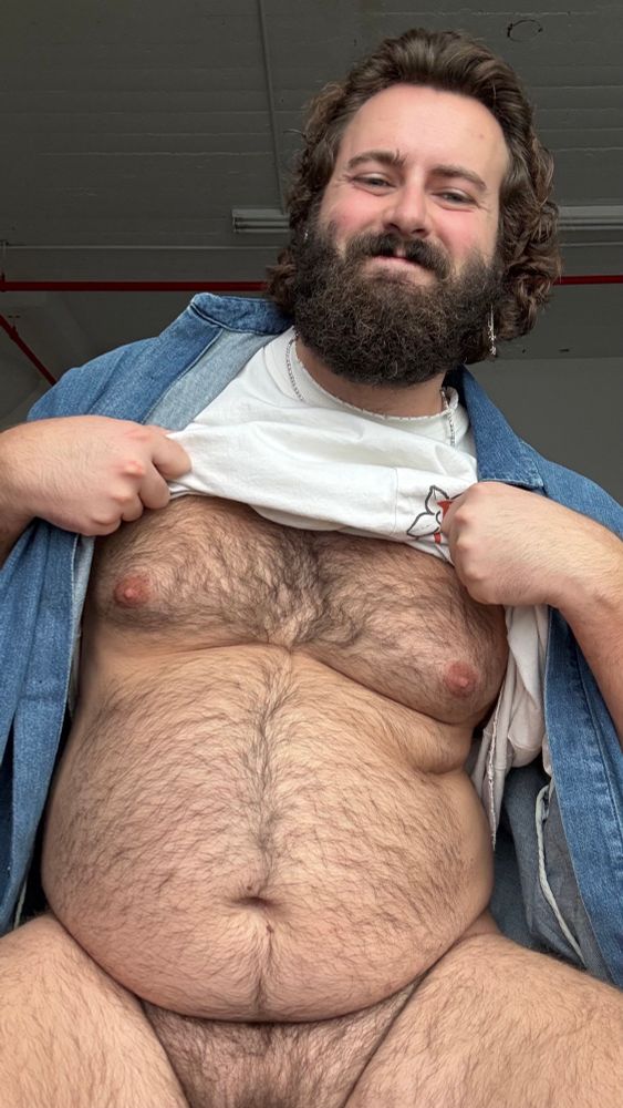 Hairy bellied man lifting shirt up 