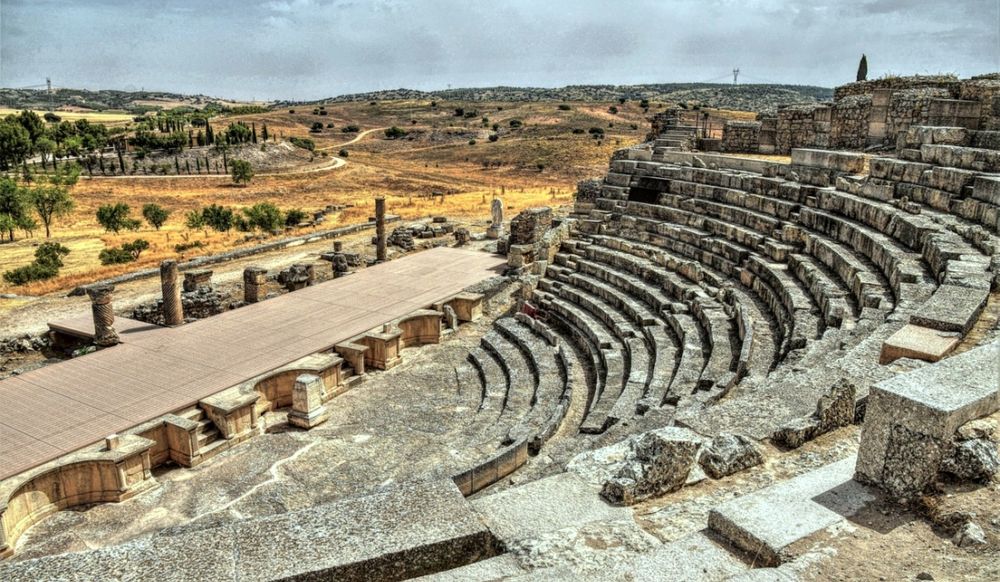 El Teatro Romano de Segóbriga, Cuenca, 🇪🇦 España, uno de los más pequeños de Hispania. Su construcción debió iniciarse en época de Tiberio y se inauguró en tiempos del emperador Vespasiano hacia el año 78 de nuestra era. 
📷 A. M.