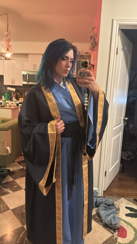 Soap trying on a jinshi from apothecary diaries cosplay