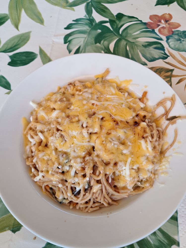 Ein Teller mit chinesischen Nudeln mit Käse 