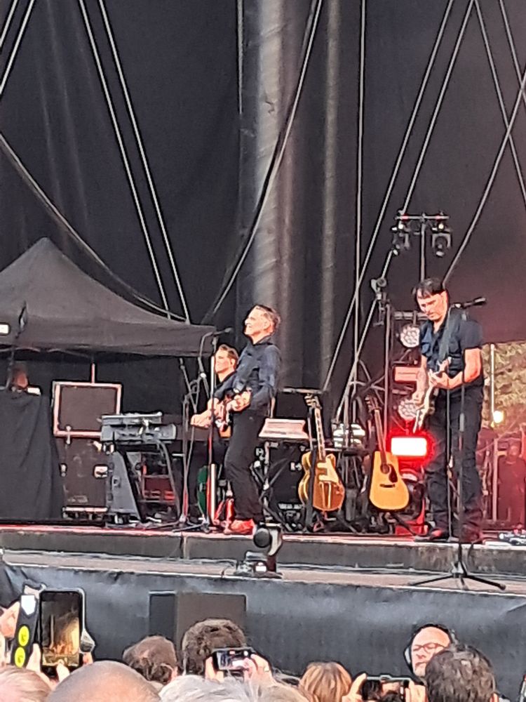 bryan adams auf der Bühne, mit Band 