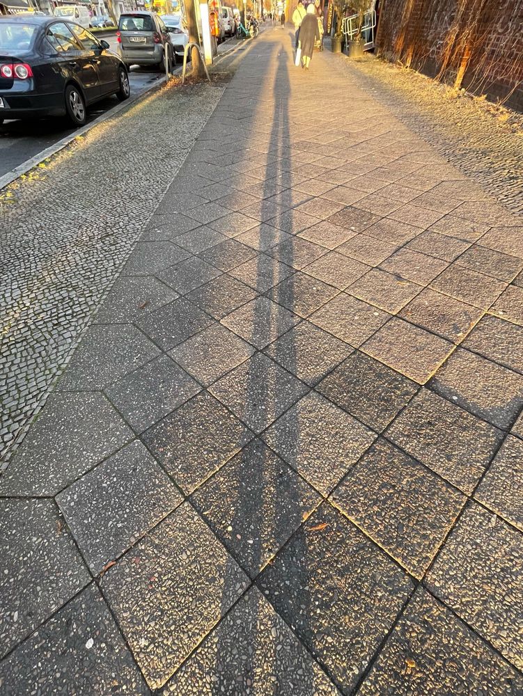 אישה נמוכה מטילה צל ארוך