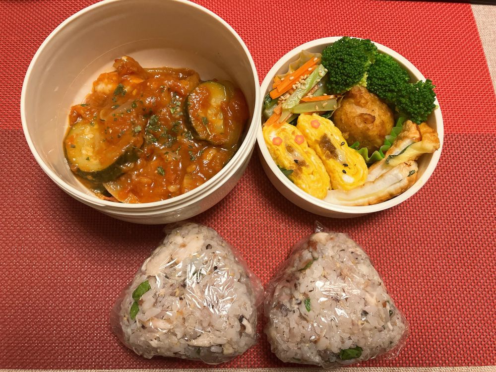 チキンどズッキーニのトマト煮
牛そぼろ卵焼き
はんぺん大葉チーズ
ナムル
鯖梅大葉ごまおにぎり