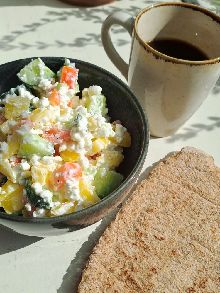 Only the freshest paprica and cucumber mixed with cottage cheese with some full grain flatbread and coffee