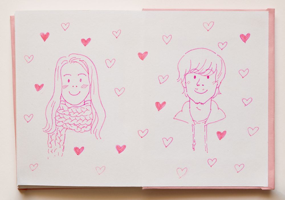 double page avec un portrait d'Arthur et un de moi, au stylo fin rose, nos petites bouilles de p'tits jeunes en 2013