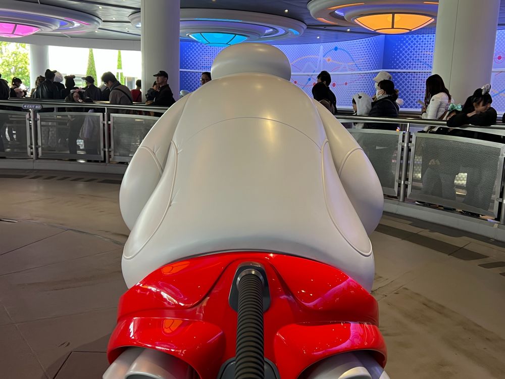 ベイマックスそっくりなケア・ロボットのりりしい背中。