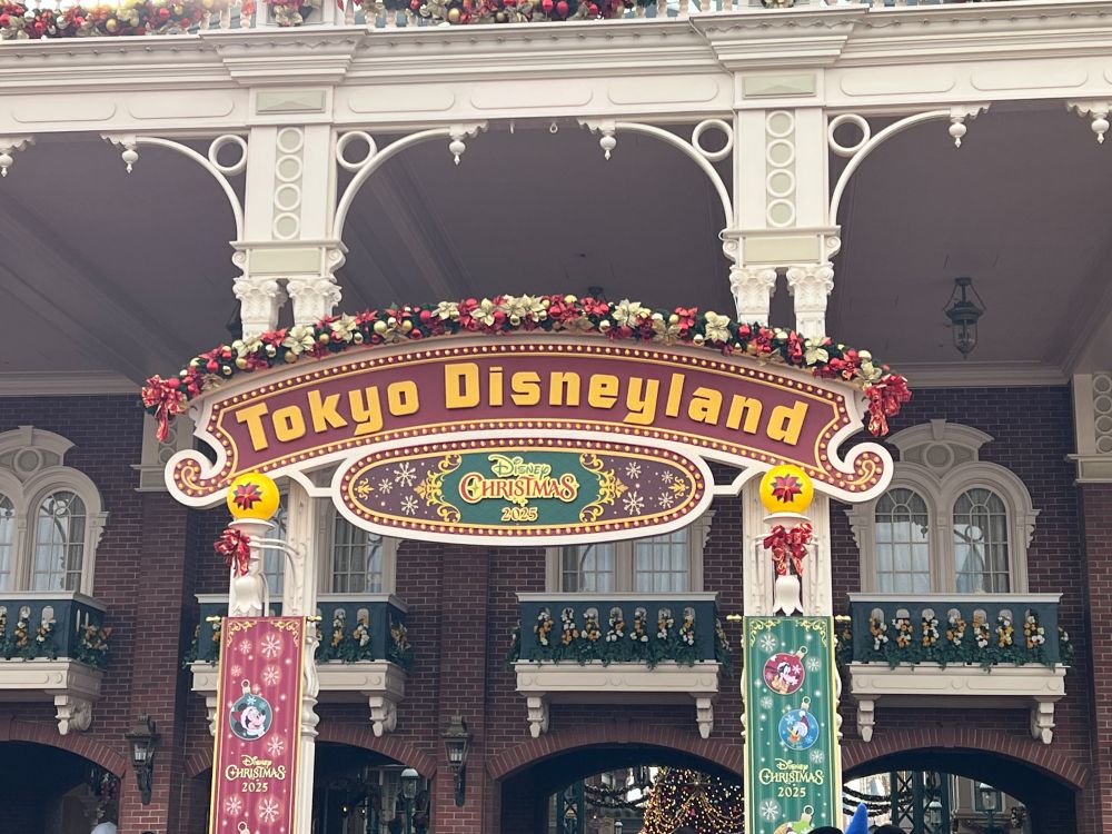 東京ディズニーランド、入園ゲート通過後。ワールドバザールへと向かうところの看板。
クリスマスイベントの装飾済み。
