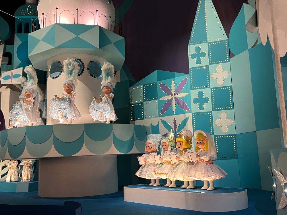 白い衣装の子どもたち。