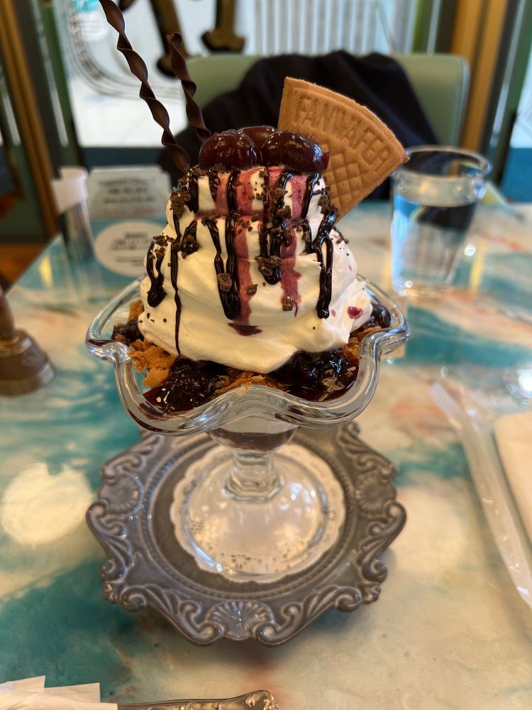 Pennyのダークチェリーのパフェ