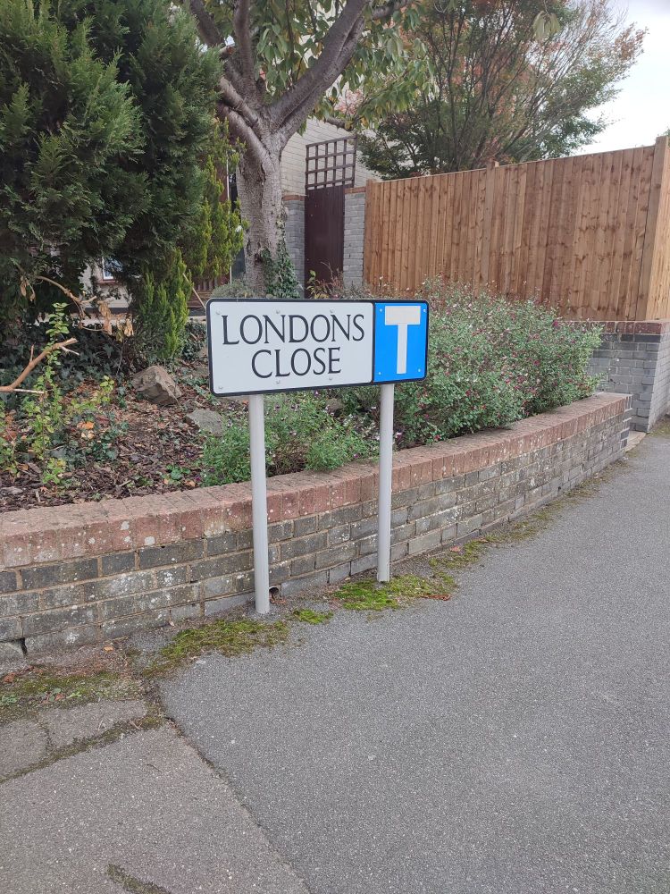 A street sign that says LONDONS CLOSE