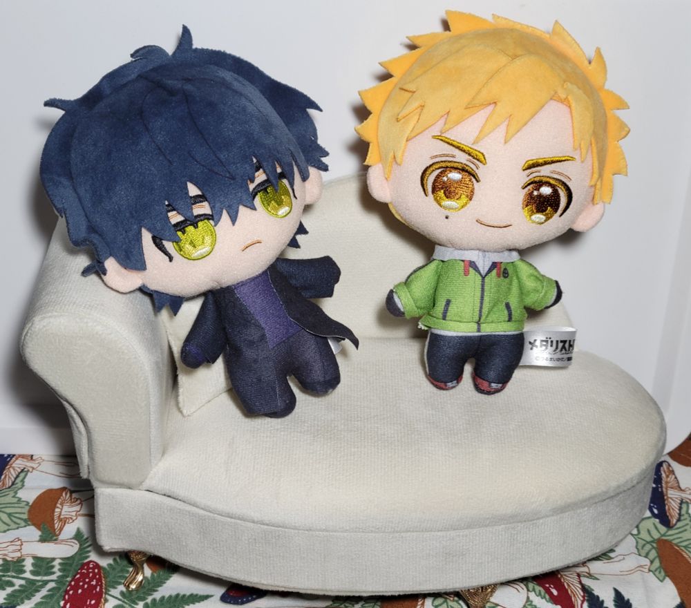 ソファ型ジュエリーケースに座る夜鷹ぬいと司ぬい。