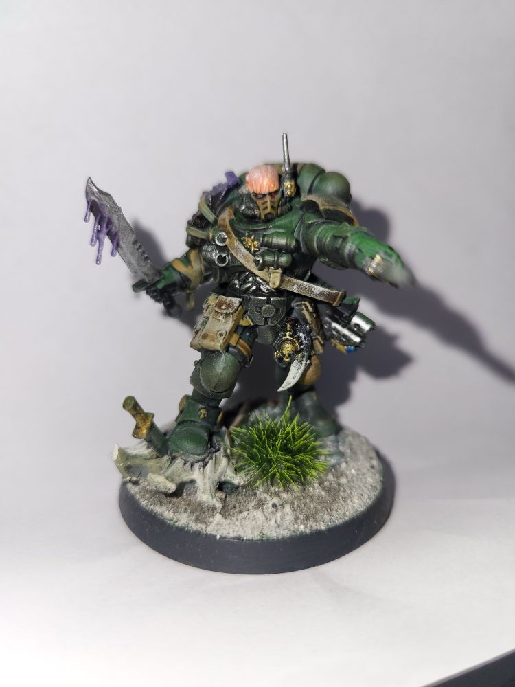 Green primarius Lt in dark green holding a knife and wearing a fetching nid carapace 