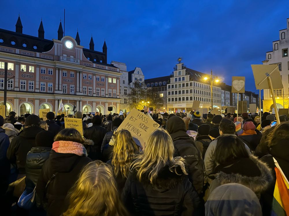 Bild vom Neuen Markt in Rostock. Gefüllt mit Menschen, die gegen Rechts demonstrieren.