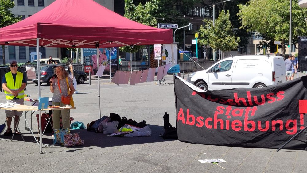 Pavillon und Transparent "Abschluss statt Abschiebung".